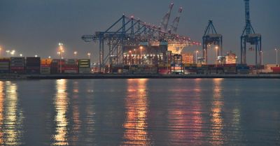 Statek z czterema suwnicami Zhen Hua 36 dopłynął do Baltic Hub