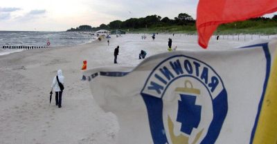 Czerwone flagi na kilkudziesięciu nadmorskich kąpieliskach